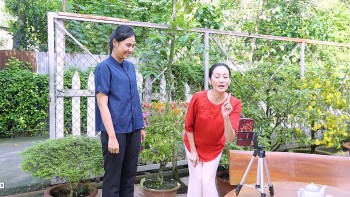 NSƯT Hạnh Thúy nhí nhảnh đu Trend TikTok, bỏ bê con gái