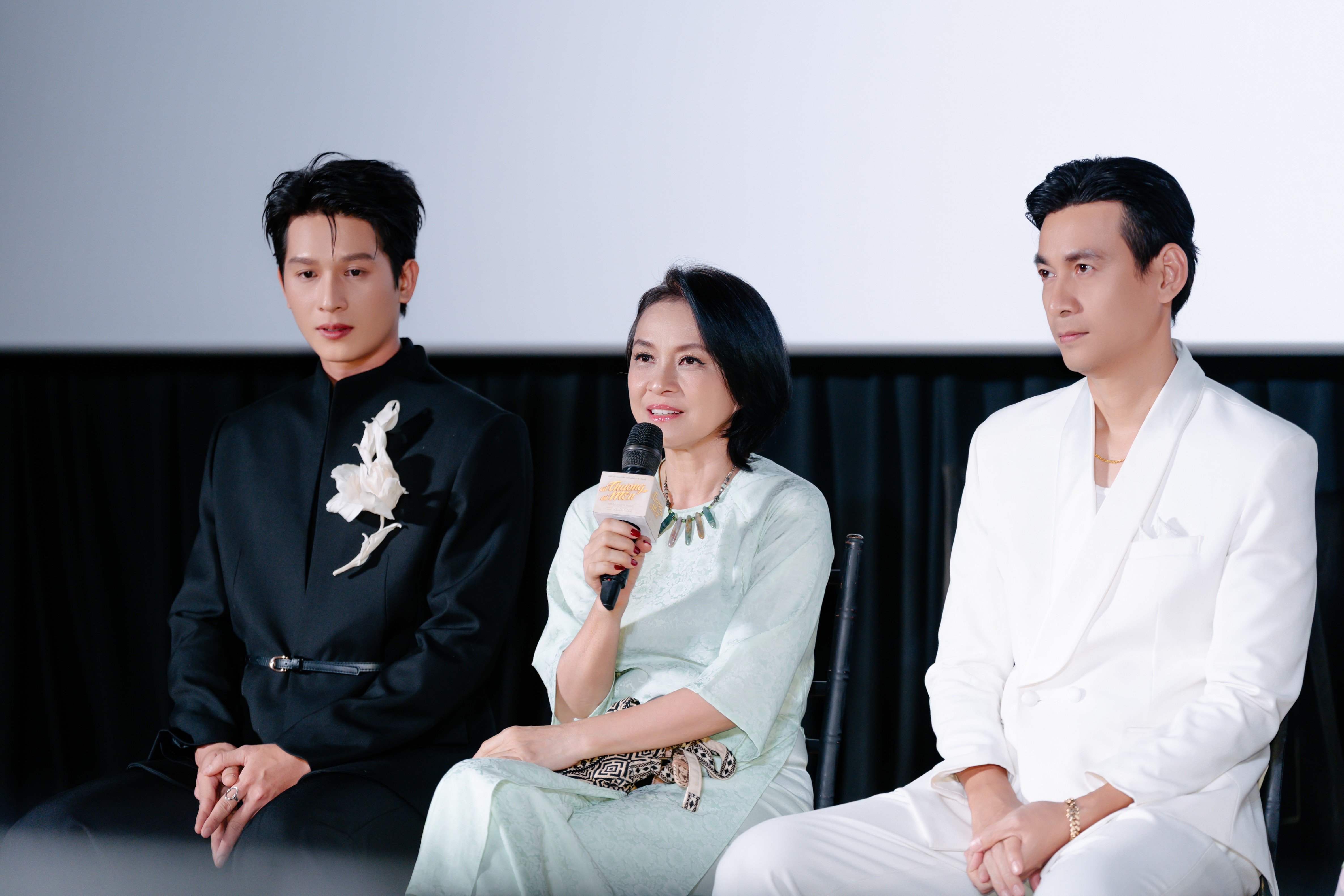 Chưa có tiền lệ, Thu Trang 'chơi lớn' khi tái hiện đám giỗ miền Tây trong showcase 'Ai thương ai mến'