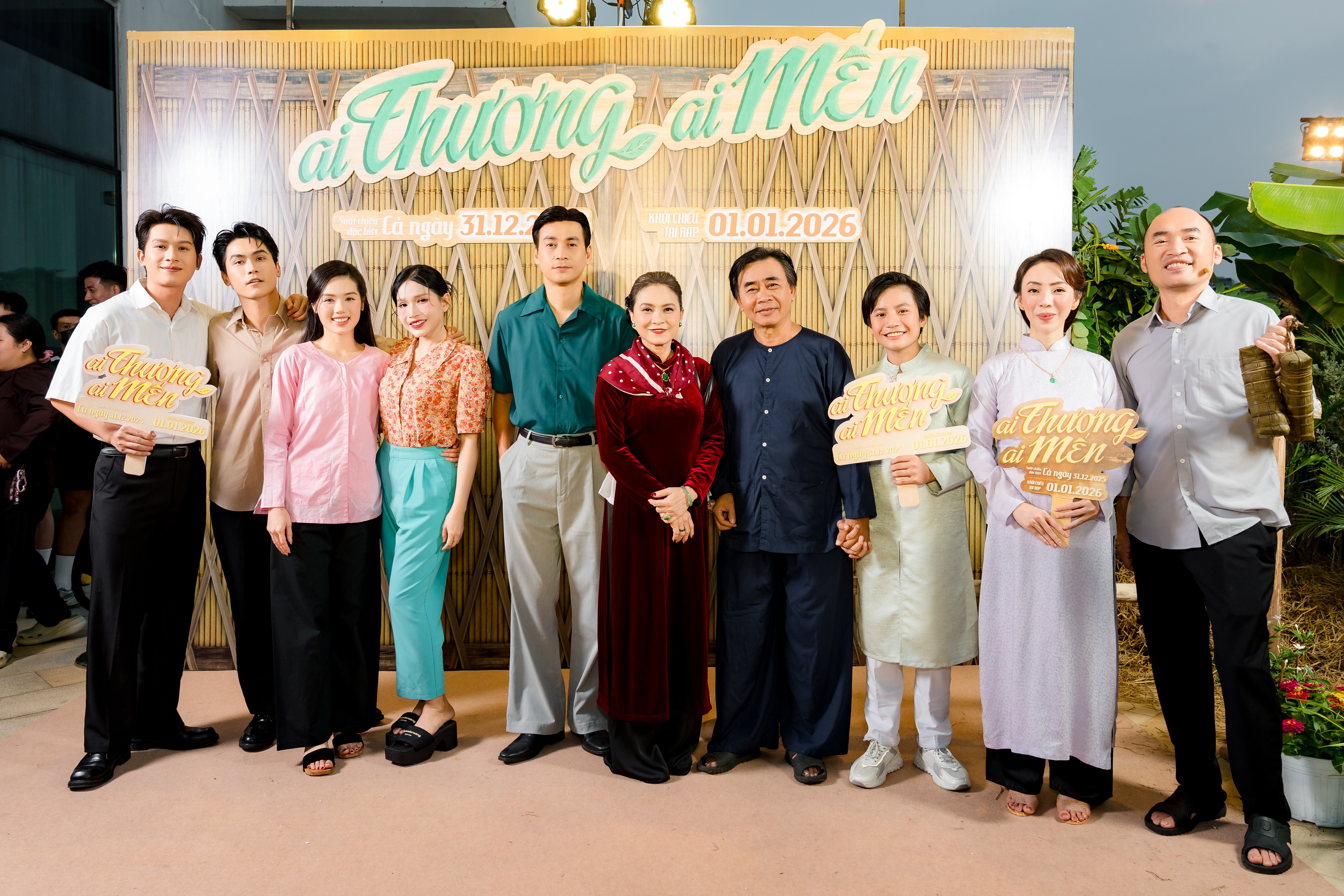 Chưa có tiền lệ, Thu Trang 'chơi lớn' khi tái hiện đám giỗ miền Tây trong showcase 'Ai thương ai mến'