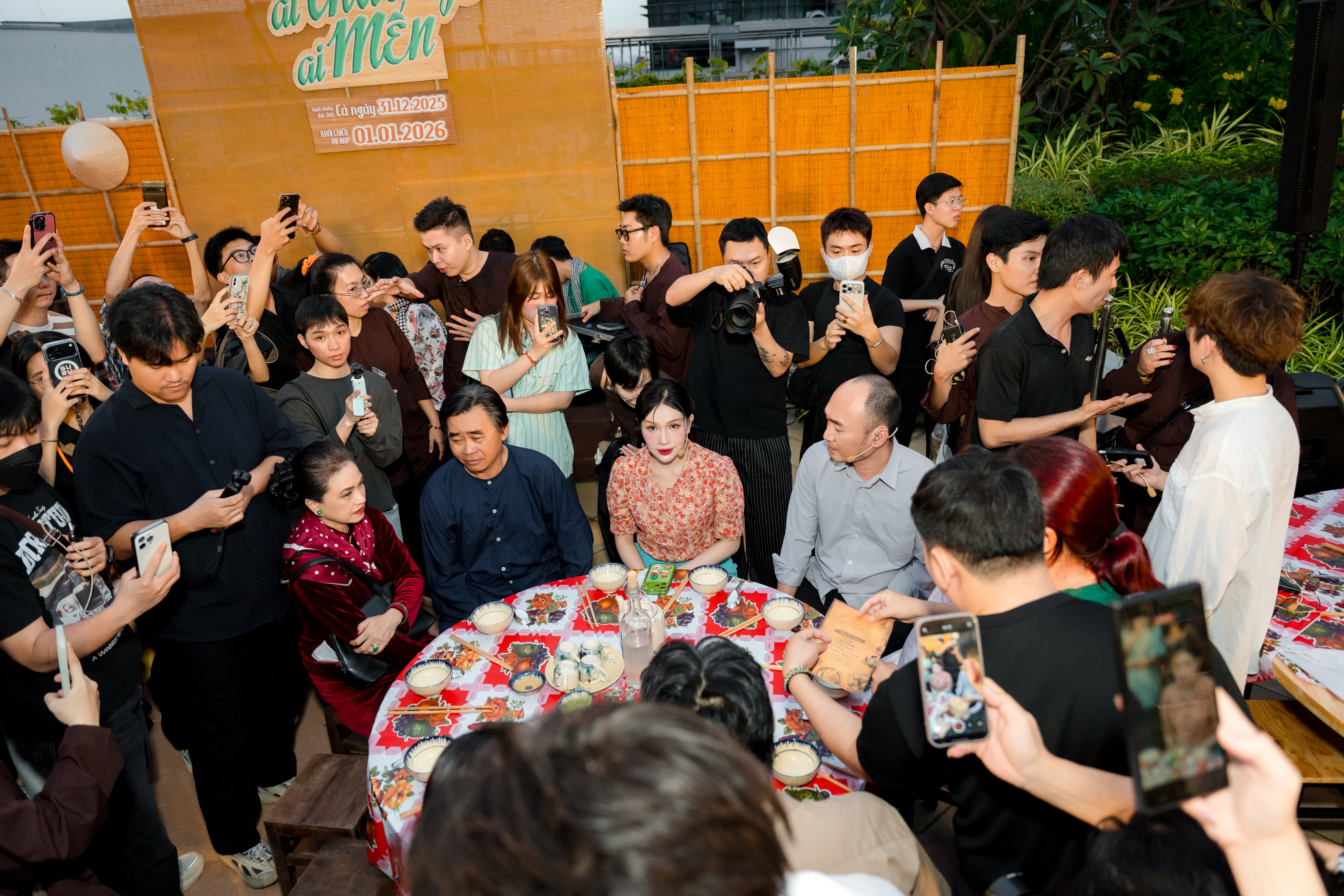 Chưa có tiền lệ, Thu Trang 'chơi lớn' khi tái hiện đám giỗ miền Tây trong showcase 'Ai thương ai mến'