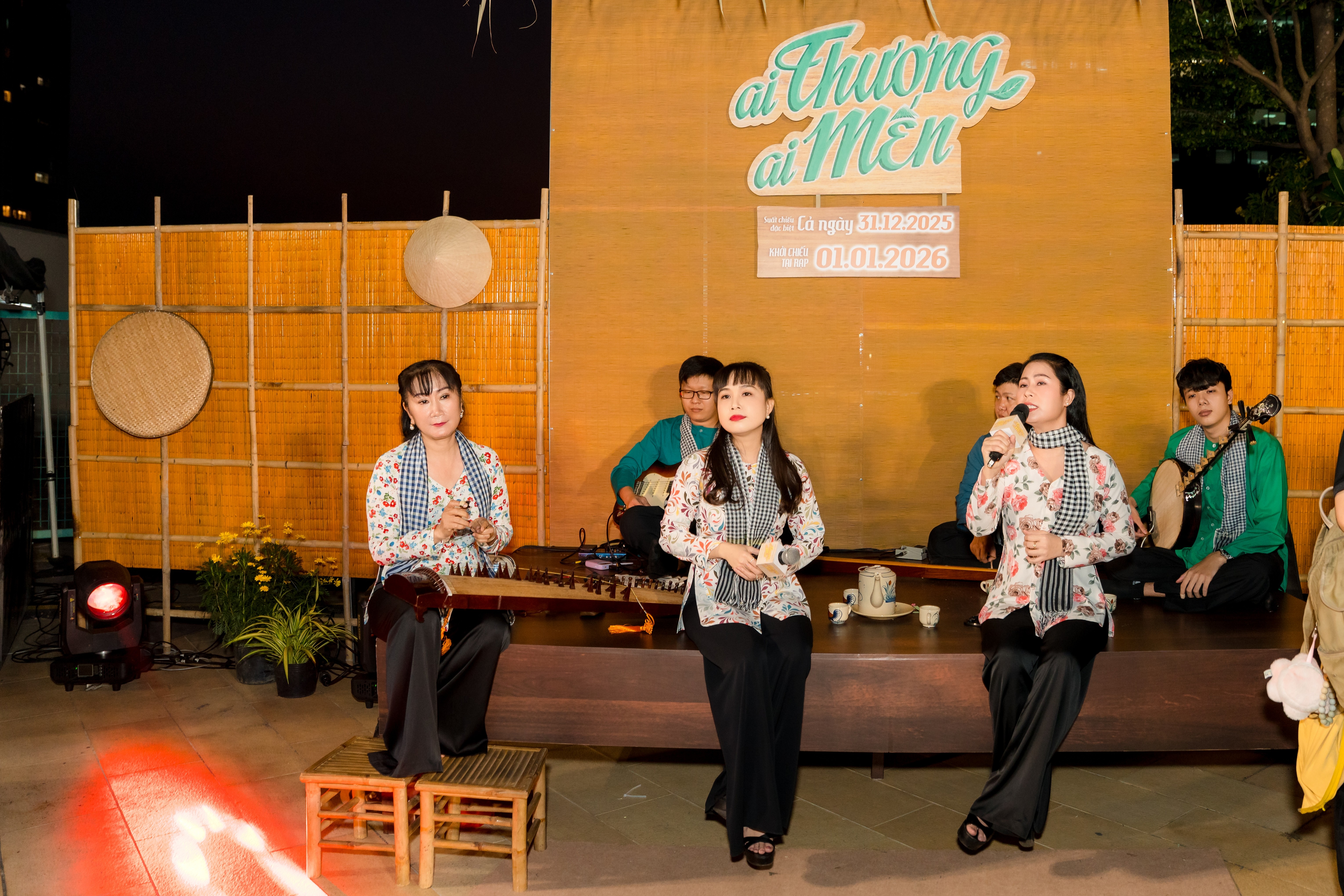 Chưa có tiền lệ, Thu Trang 'chơi lớn' khi tái hiện đám giỗ miền Tây trong showcase 'Ai thương ai mến'