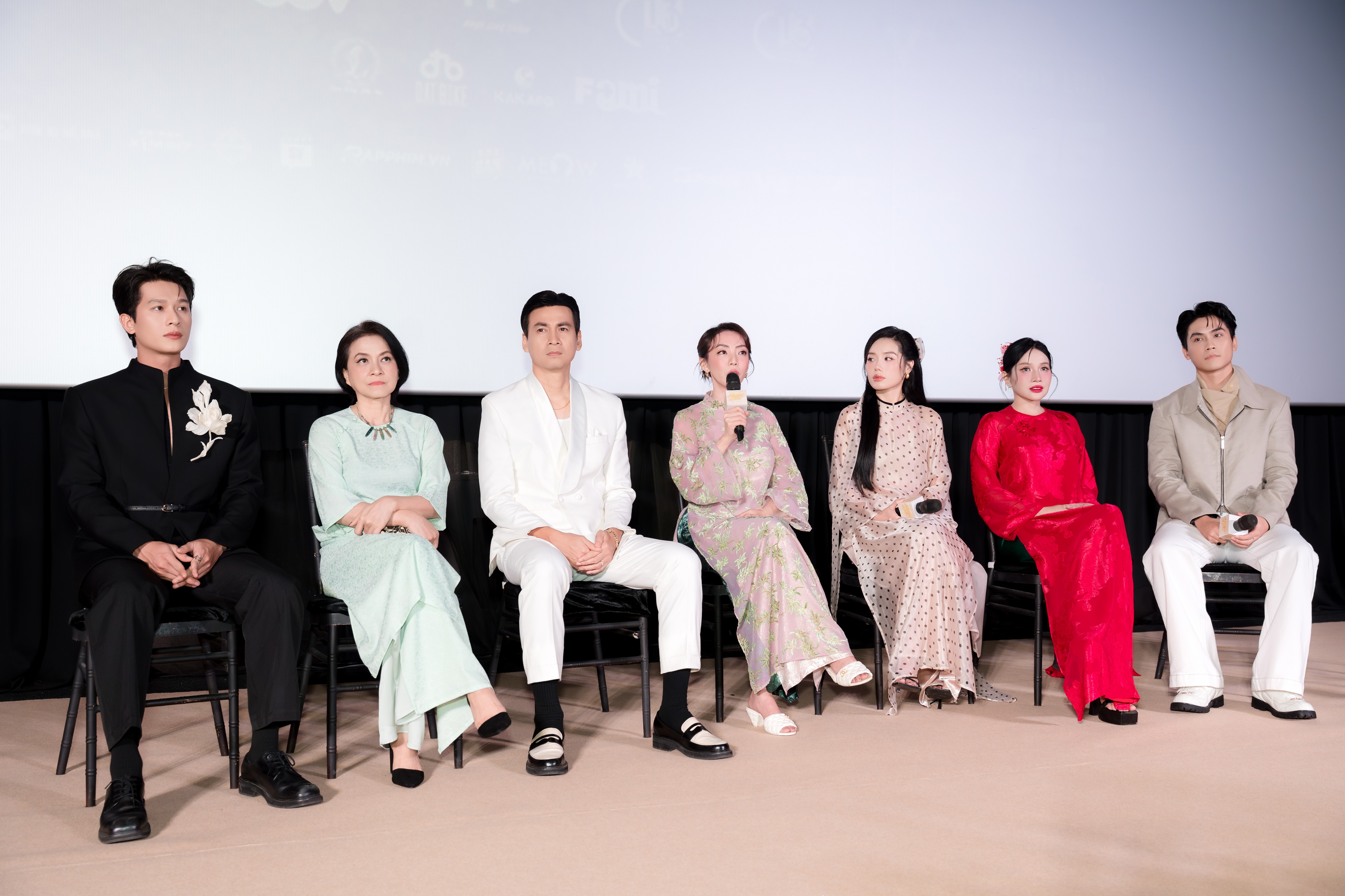 Chưa có tiền lệ, Thu Trang 'chơi lớn' khi tái hiện đám giỗ miền Tây trong showcase 'Ai thương ai mến'