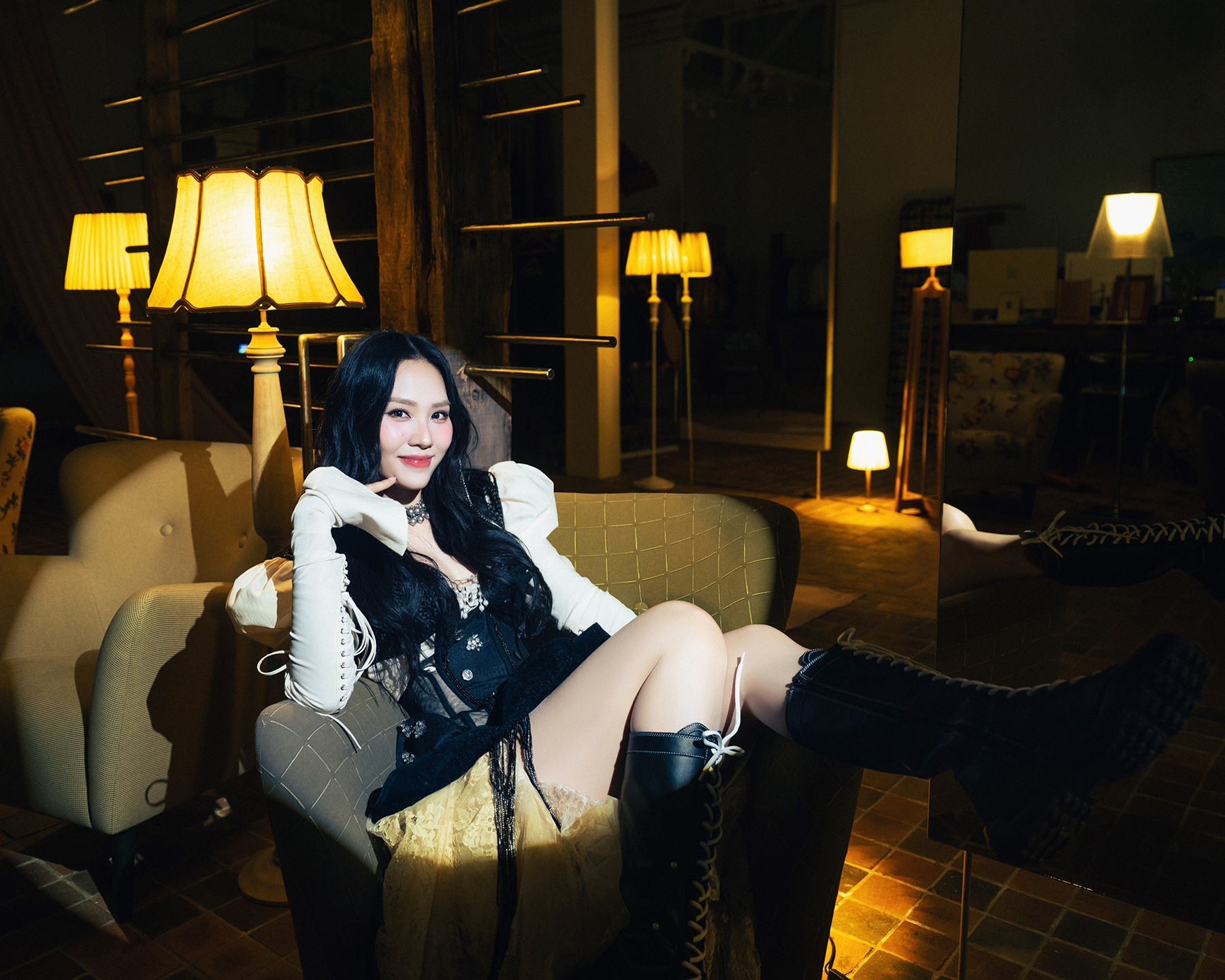 Mai Phương ra mắt MV 'Gown & Sneaker', kết hợp cùng rapper Sixtyuptown sau album debut