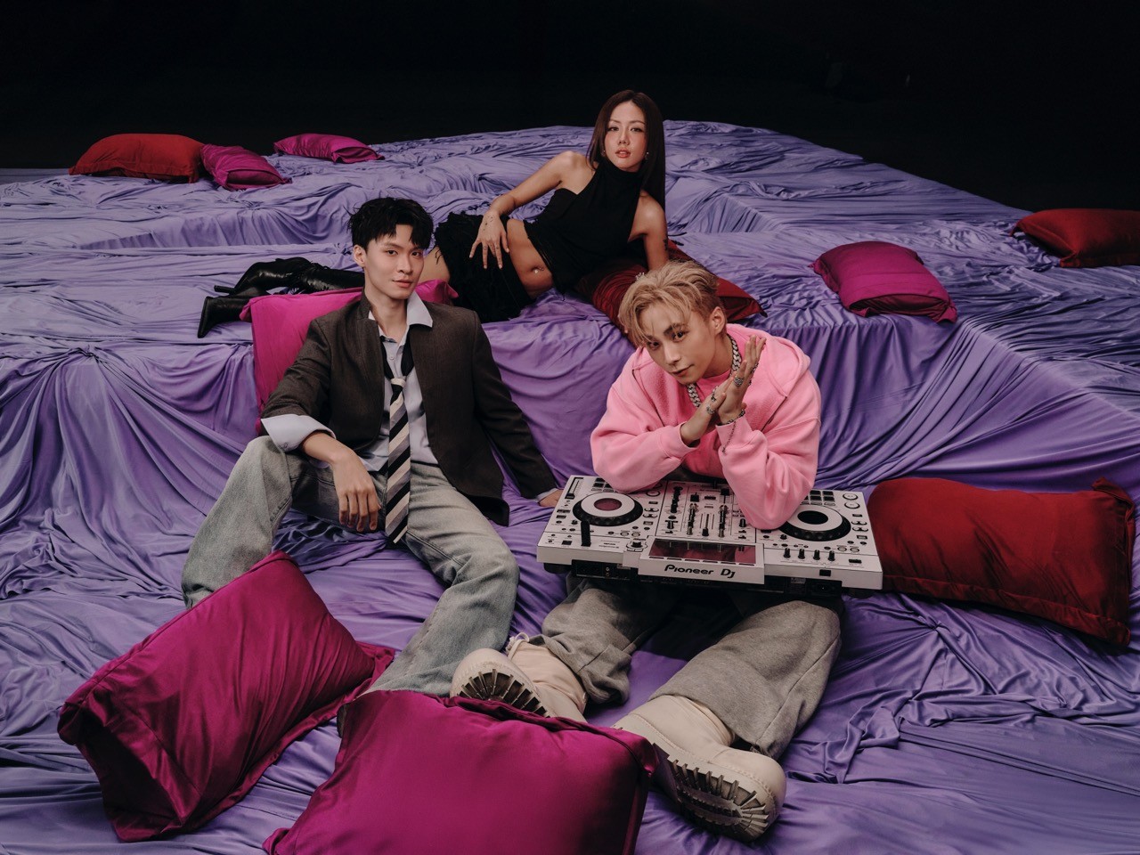 Bữa tiệc visual của Wokeup cùng Phương Ly - Trid Minh trong Performance video 'Dậy đi nhóo'