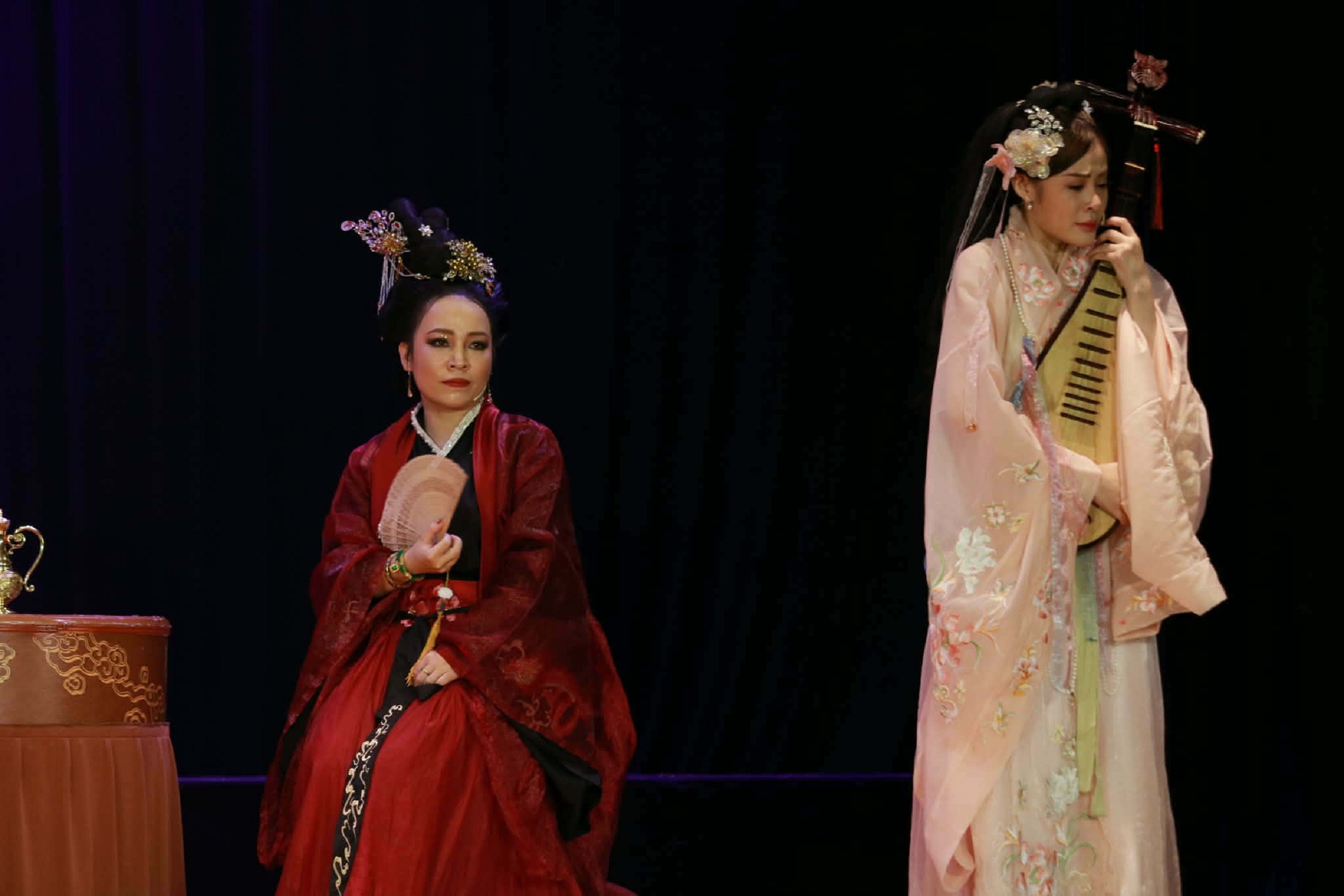 Dấu ấn dàn dựng của Hòa Hiệp: Từ diễn viên đến đạo diễn sân khấu thể nghiệm