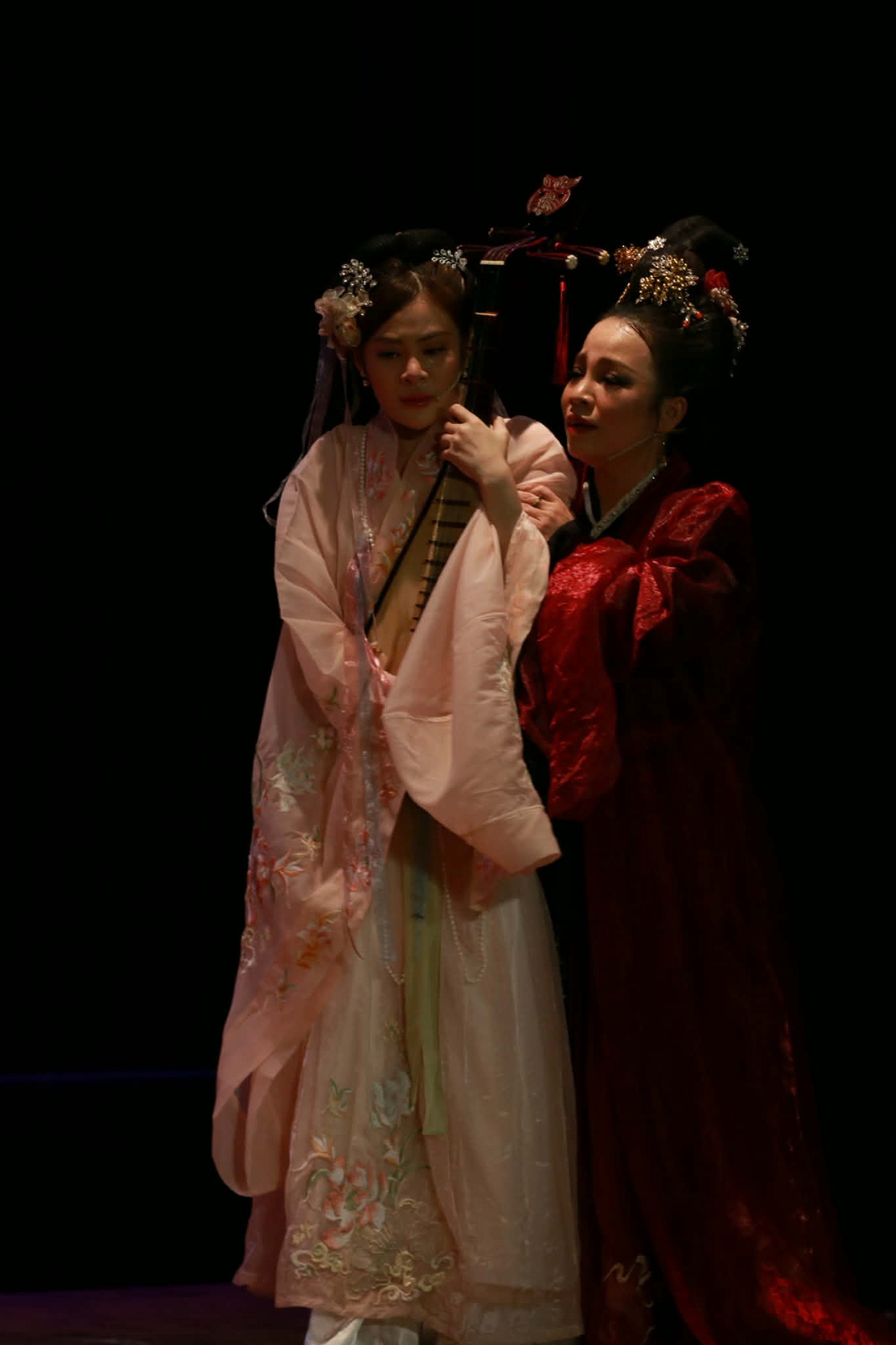 Dấu ấn dàn dựng của Hòa Hiệp: Từ diễn viên đến đạo diễn sân khấu thể nghiệm