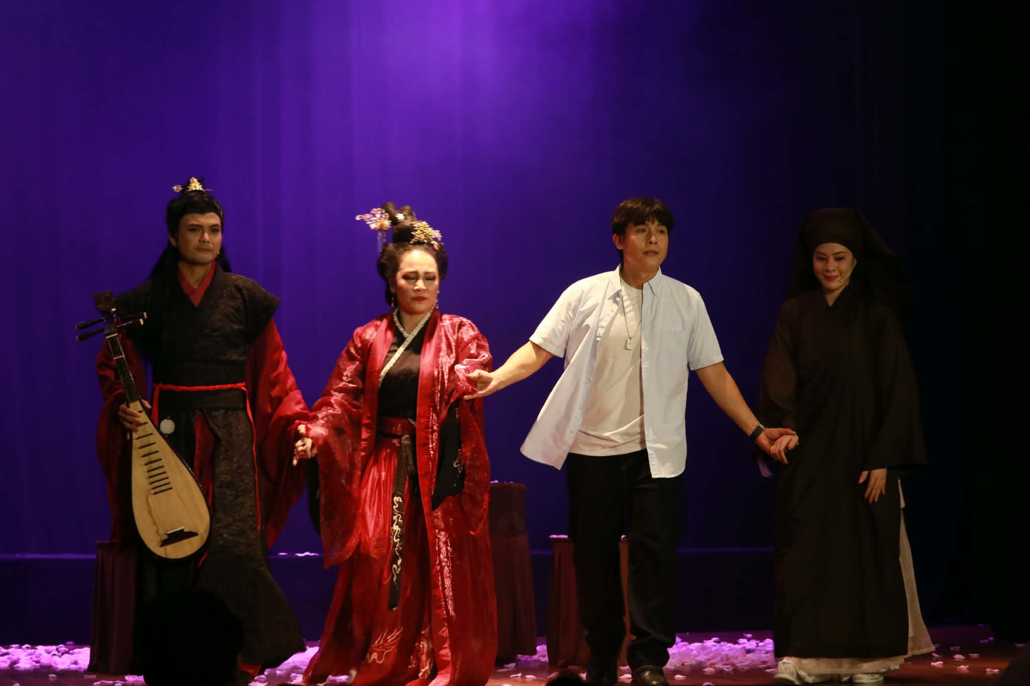 Dấu ấn dàn dựng của Hòa Hiệp: Từ diễn viên đến đạo diễn sân khấu thể nghiệm