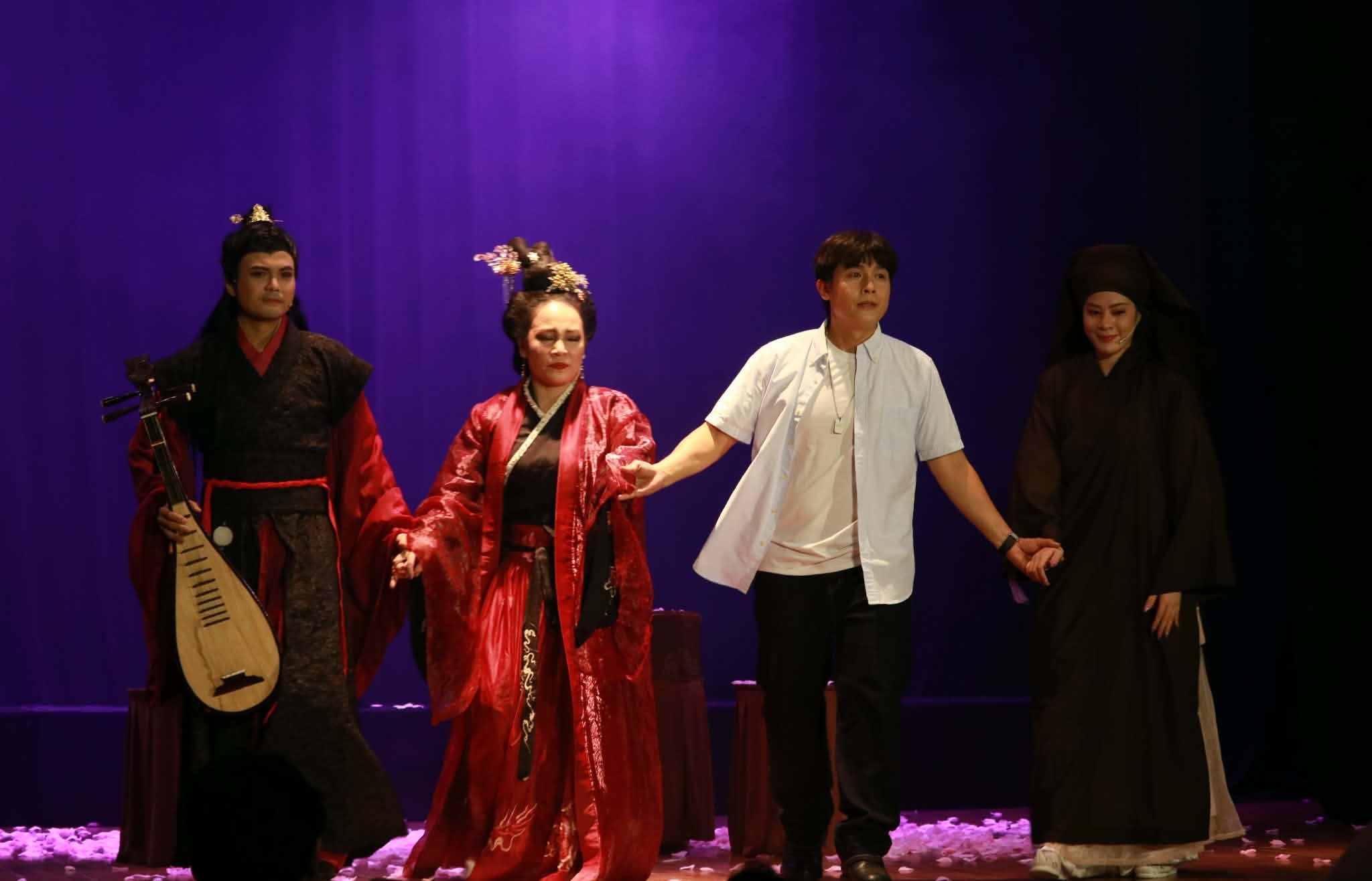 Dấu ấn dàn dựng của Hòa Hiệp: Từ diễn viên đến đạo diễn sân khấu thể nghiệm