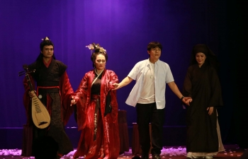 Dấu ấn dàn dựng của Hòa Hiệp: Từ diễn viên đến đạo diễn sân khấu thể nghiệm