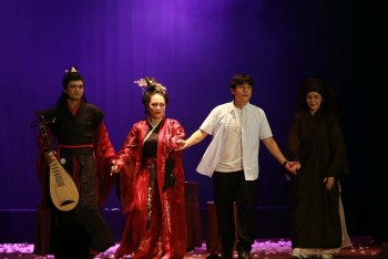 Dấu ấn dàn dựng của Hòa Hiệp: Từ diễn viên đến đạo diễn sân khấu thể nghiệm