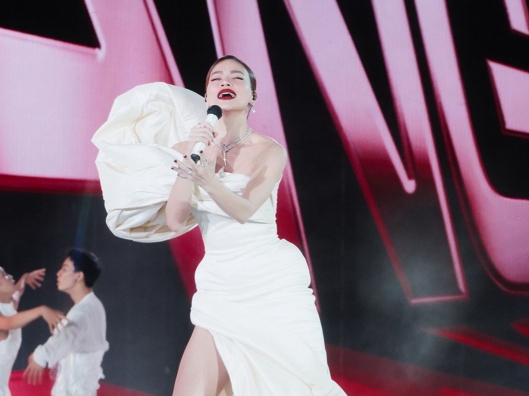 Hồ Ngọc Hà 'phục thù' với phiên bản 'Bang Bang' tại 'Miss Cosmo 2025'