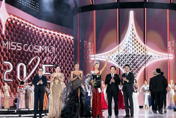 Đại diện USA - Yolina Lindquist chính thức đăng quang 'Miss Cosmo 2025'