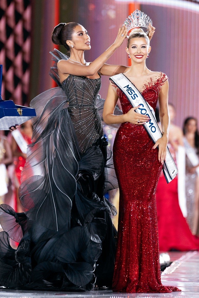 Đại diện USA - Yolina Lindquist chính thức đăng quang 'Miss Cosmo 2025'
