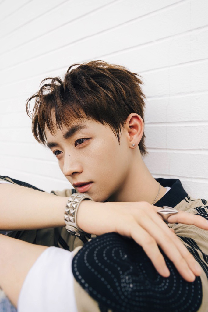 Không hổ danh 'Anh trai tình cảm nhất', Vương Bình rủ CongB ra MV lấy nước mắt fan