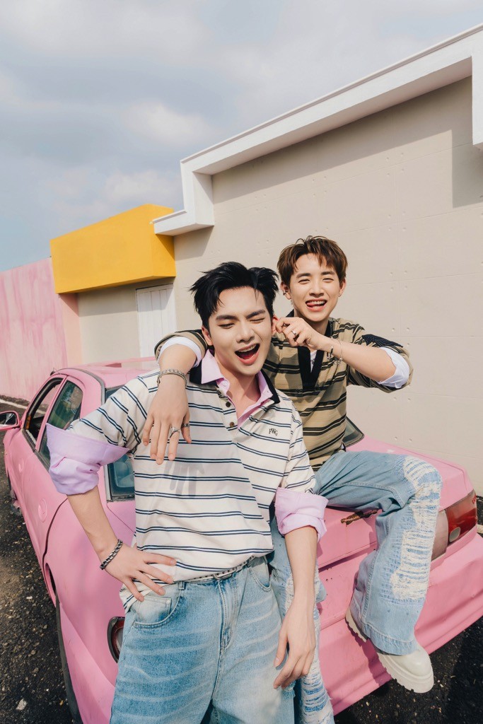 Không hổ danh 'Anh trai tình cảm nhất', Vương Bình rủ CongB ra MV lấy nước mắt fan