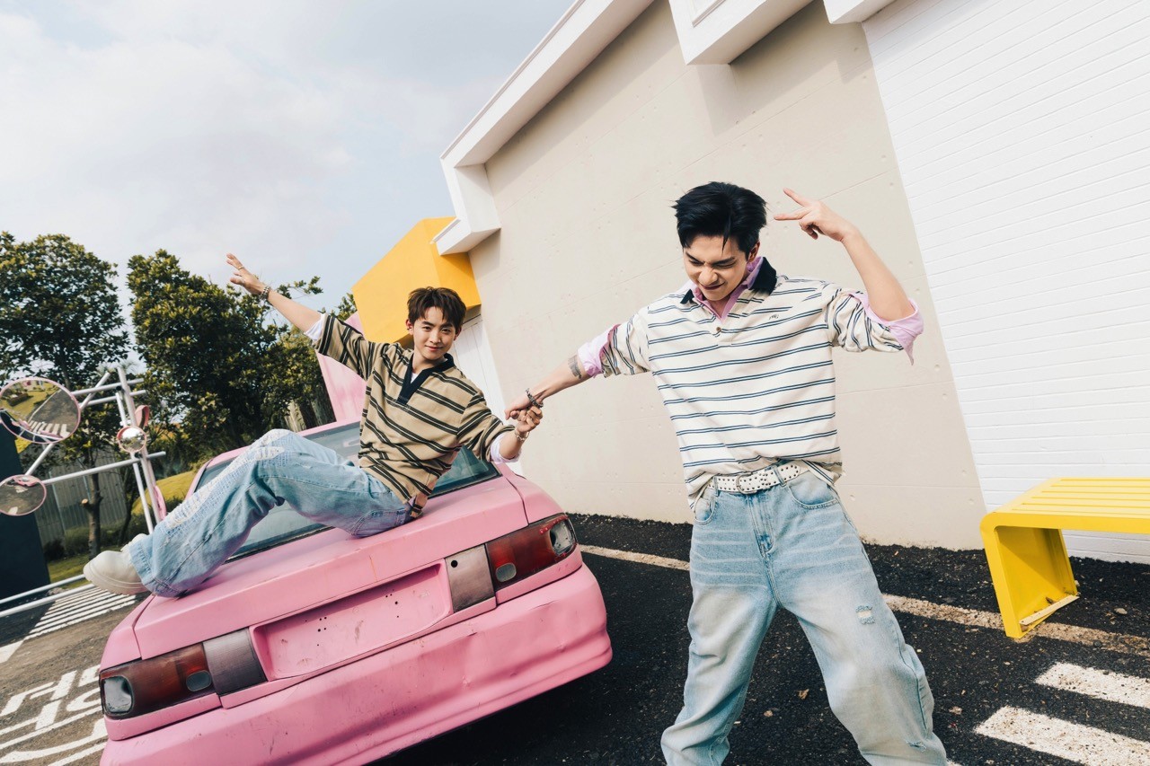 Không hổ danh 'Anh trai tình cảm nhất', Vương Bình rủ CongB ra MV lấy nước mắt fan