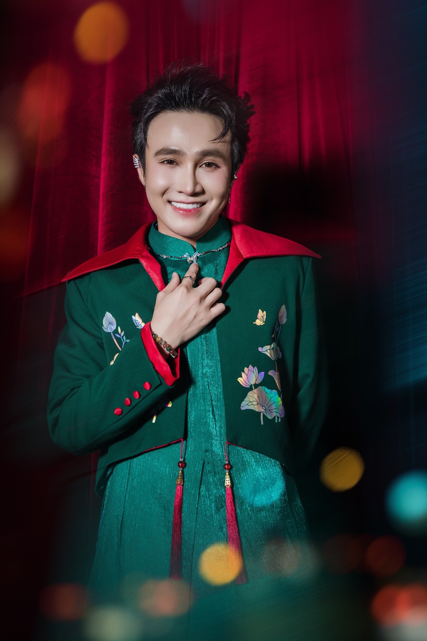 Huỳnh Lập giới thiệu phim điện ảnh 'Nghỉ hè sợ nghỉ hưu' qua First-look Poster lấy cảm hứng từ tranh cổ động