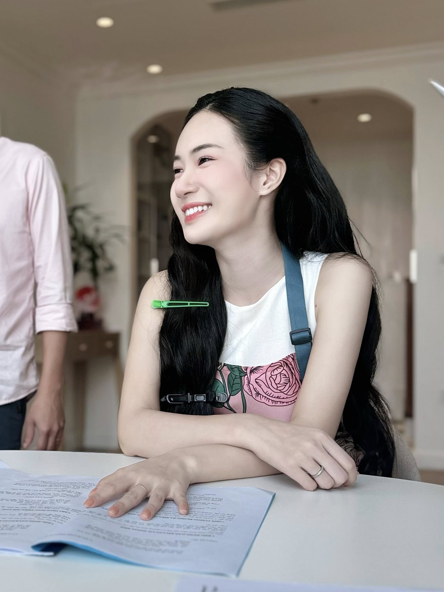 Thanh Huế: 'Tuyết nương tử' lột xác thành vợ trẻ của Mạnh Trường trong 'Lằn ranh'