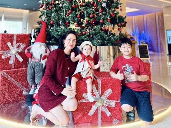 Nhật Kim Anh hạnh phúc rạng ngời cùng hai con trong bộ ảnh Giáng sinh
