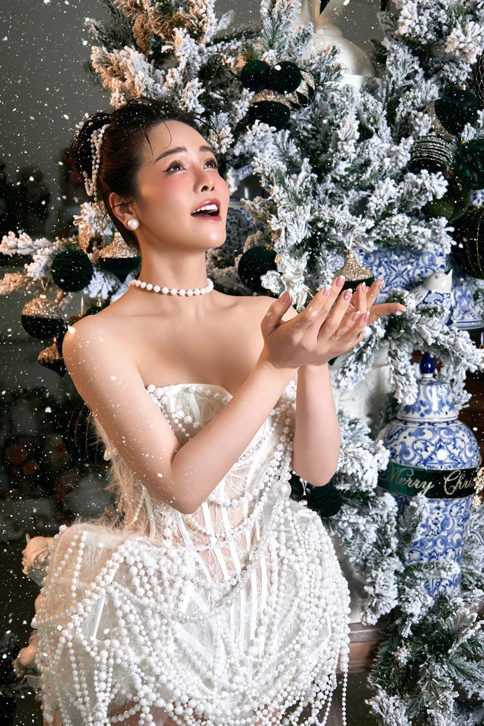 Nhật Kim Anh hạnh phúc rạng ngời cùng hai con trong bộ ảnh Giáng sinh