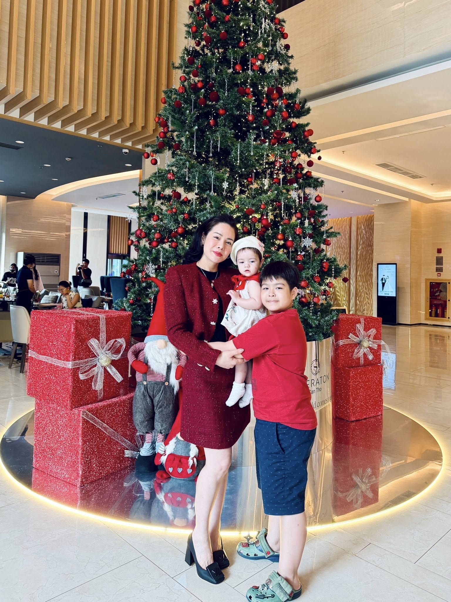 Nhật Kim Anh hạnh phúc rạng ngời cùng hai con trong bộ ảnh Giáng sinh
