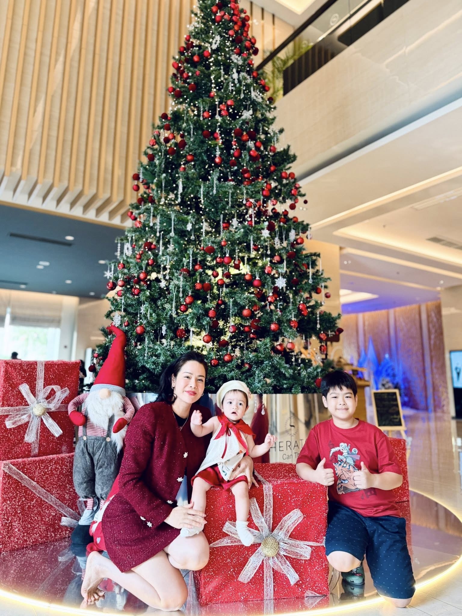 Nhật Kim Anh hạnh phúc rạng ngời cùng hai con trong bộ ảnh Giáng sinh