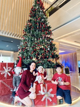 Nhật Kim Anh hạnh phúc rạng ngời cùng hai con trong bộ ảnh Giáng sinh