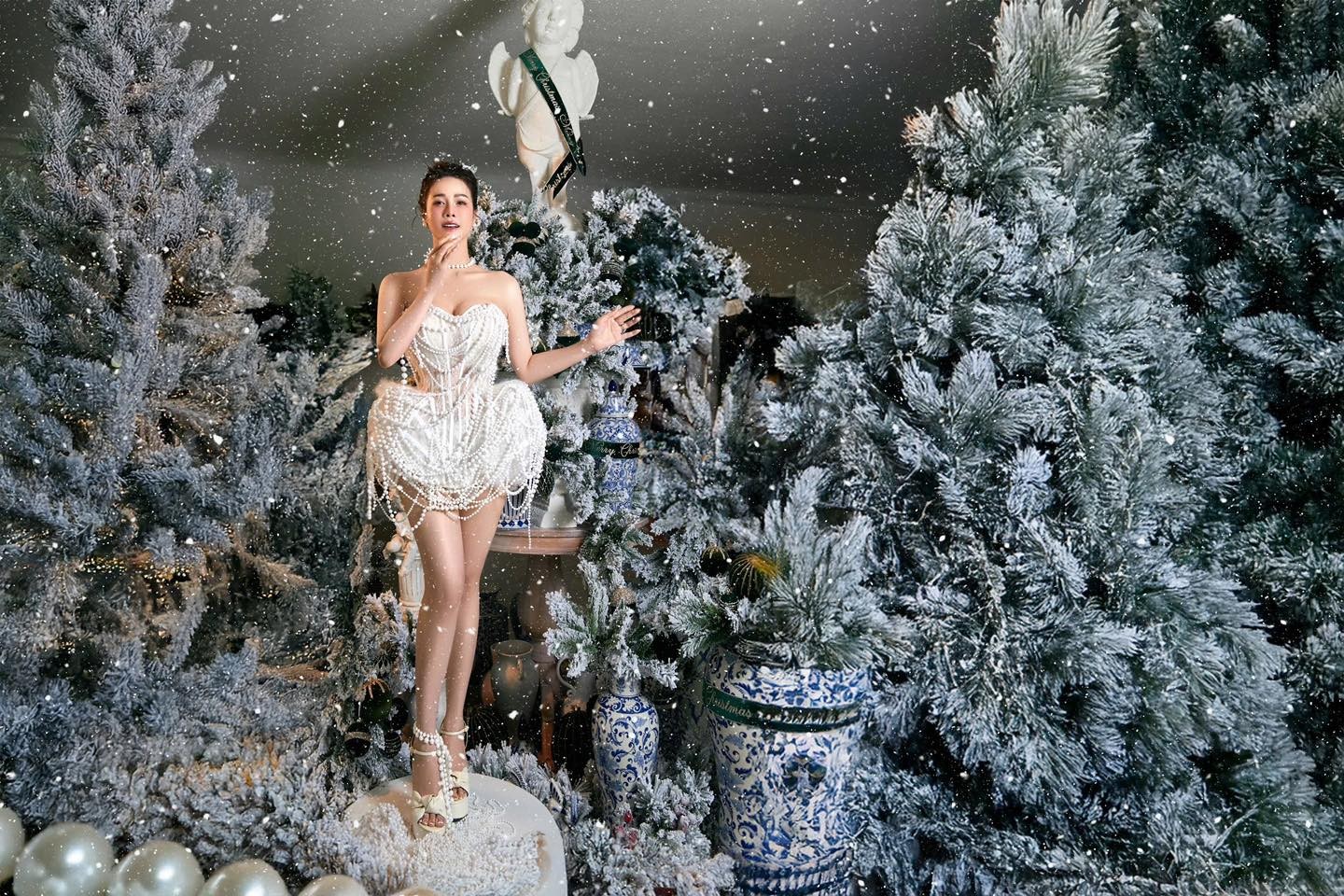 Nhật Kim Anh hạnh phúc rạng ngời cùng hai con trong bộ ảnh Giáng sinh