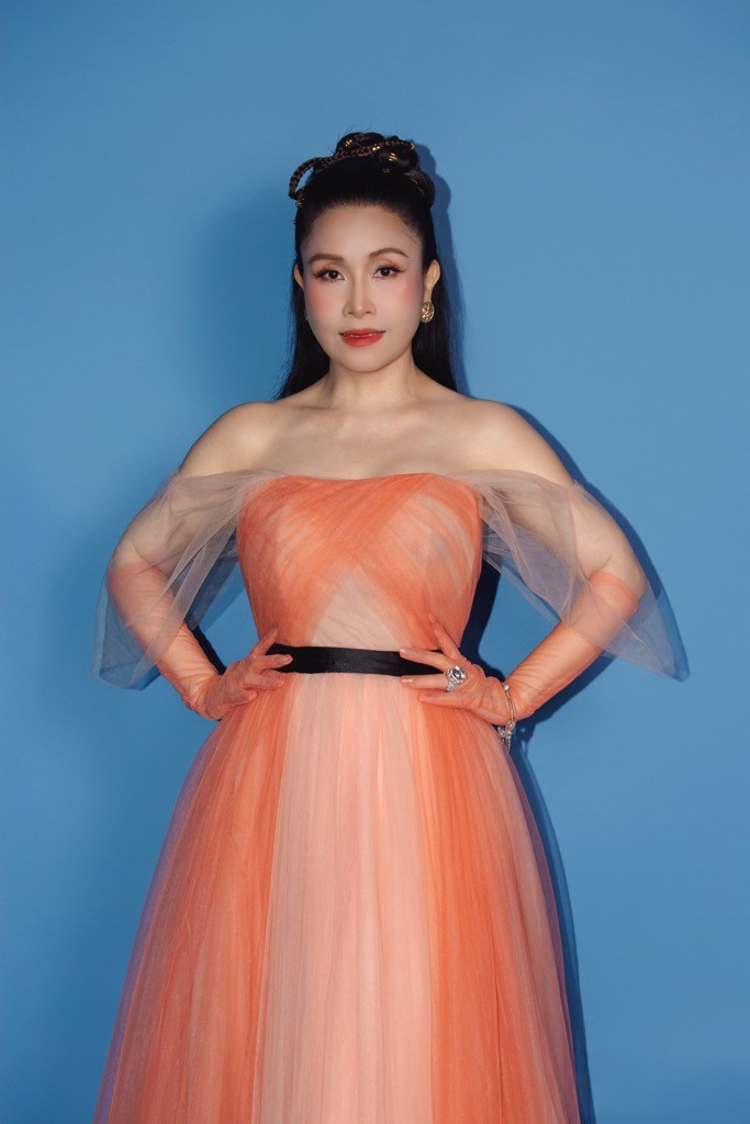 Nghệ sĩ Kiều Oanh hài hước chấm thi 'Người hát tình ca'