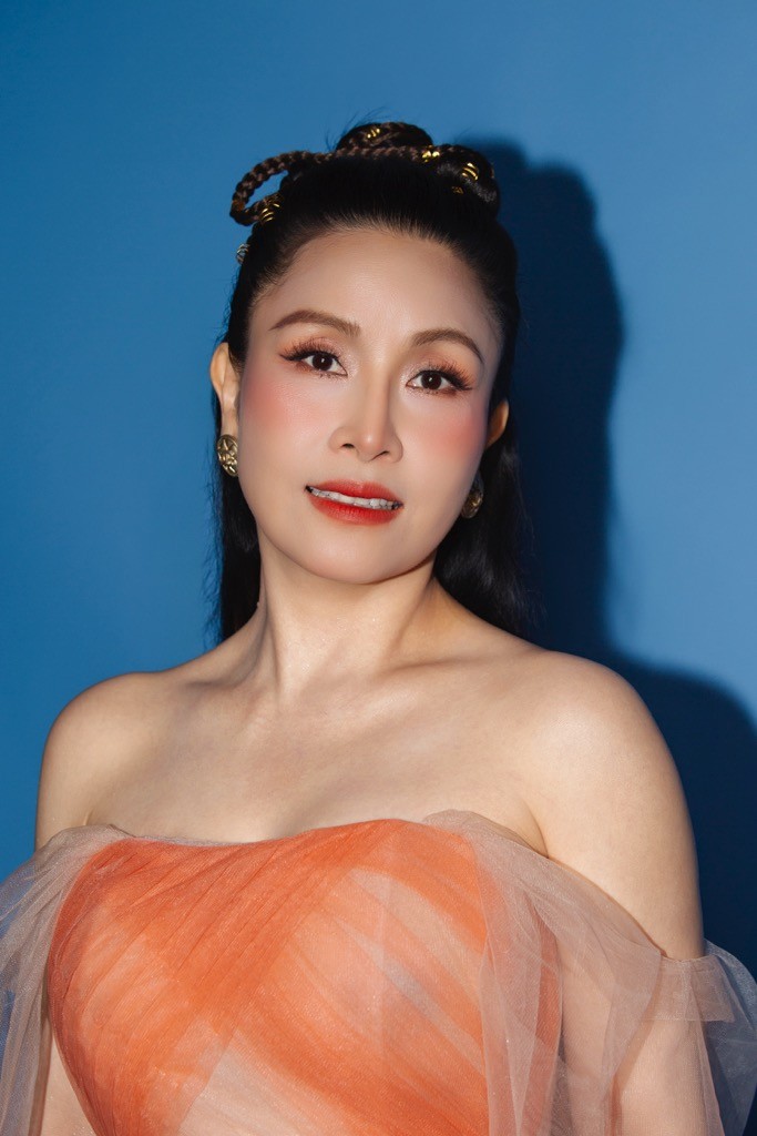 Nghệ sĩ Kiều Oanh hài hước chấm thi 'Người hát tình ca'