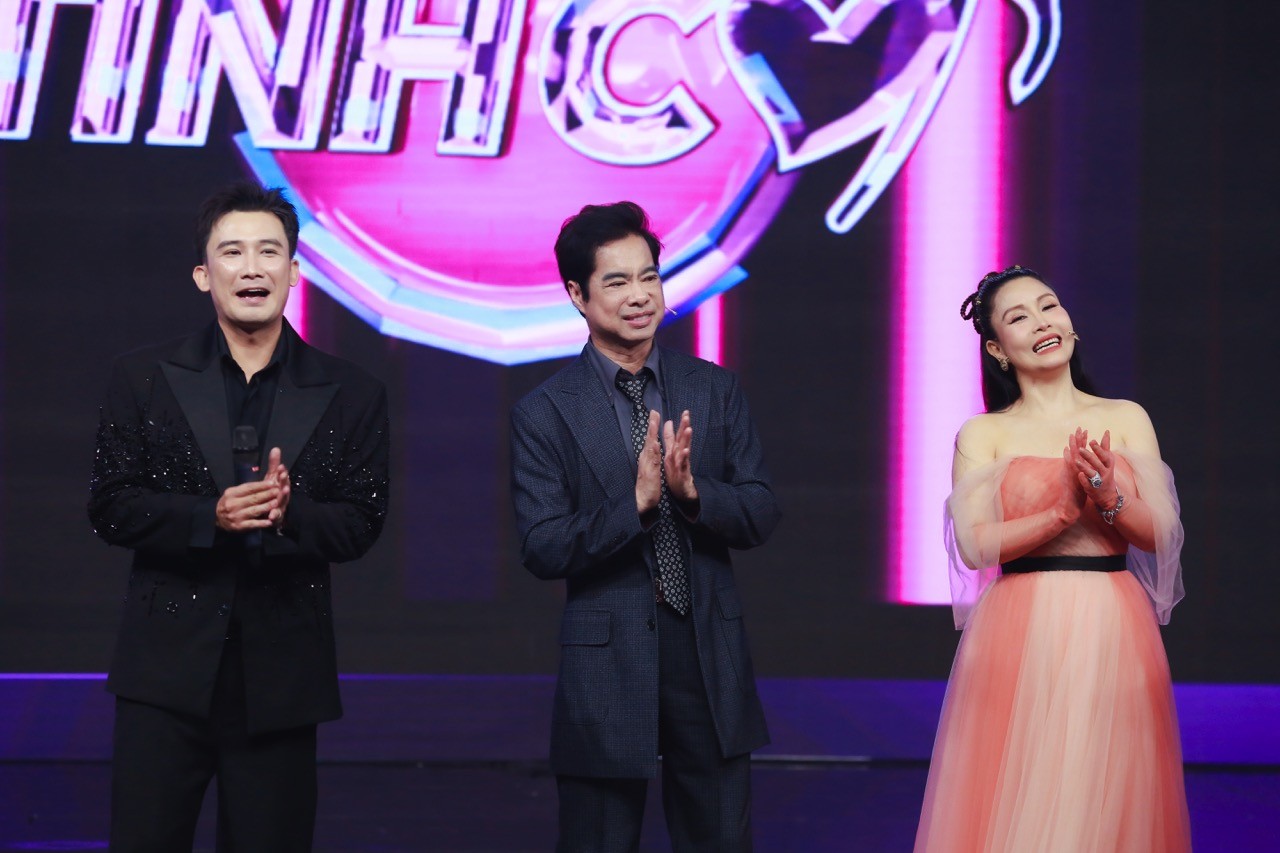 Nghệ sĩ Kiều Oanh hài hước chấm thi 'Người hát tình ca'