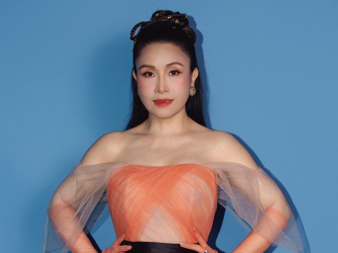 Nghệ sĩ Kiều Oanh hài hước chấm thi 'Người hát tình ca'