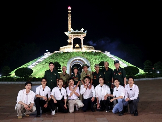 Xúc động với những thước phim hòa bình trong MV 'Còn gì đẹp hơn' phiên bản '2 ngày 1 đêm'