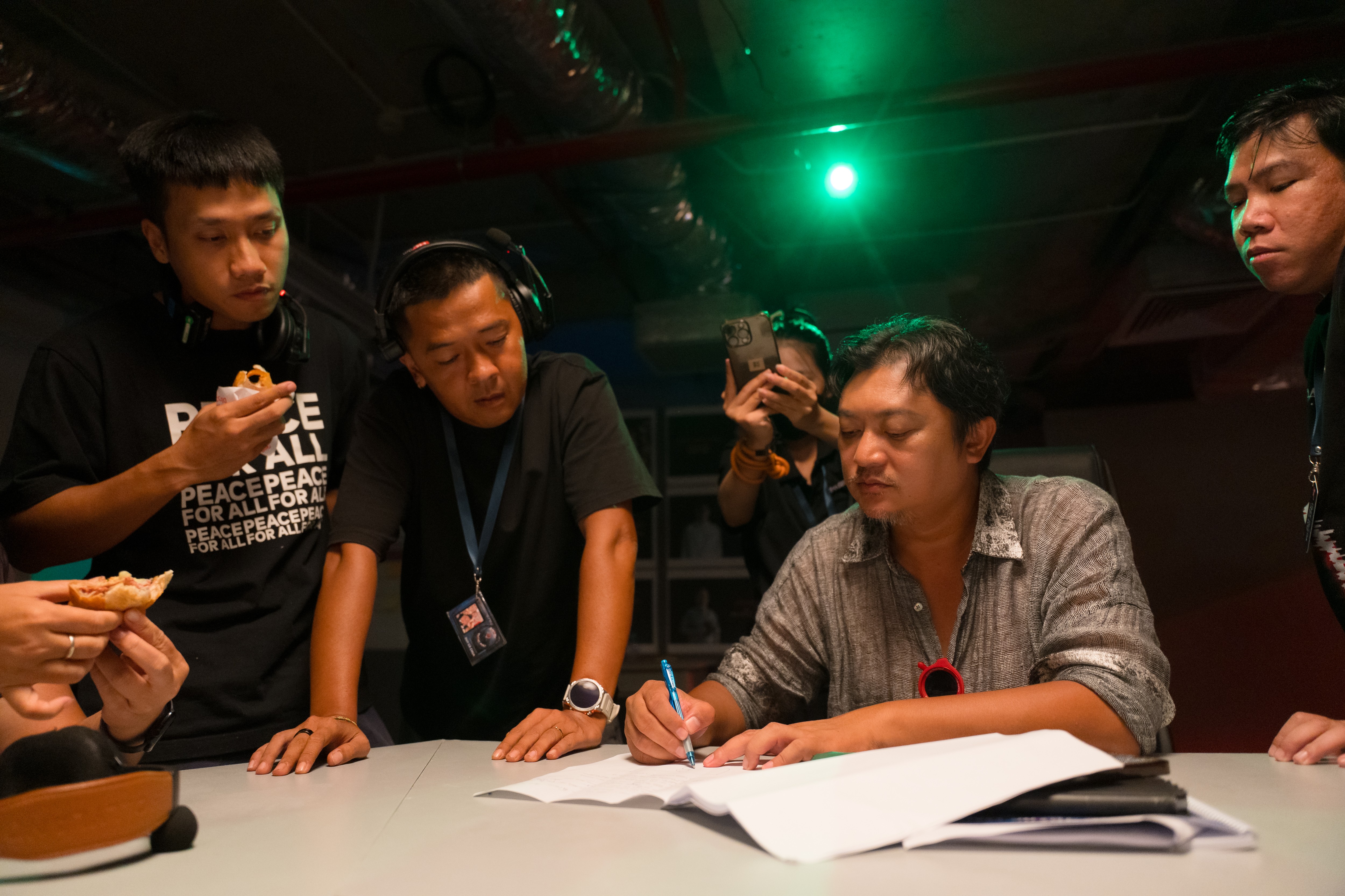 'Đại tiệc trăng máu 8': Cú bắt tay đầu tiên của Charlie Nguyễn và Phan Gia Nhật Linh