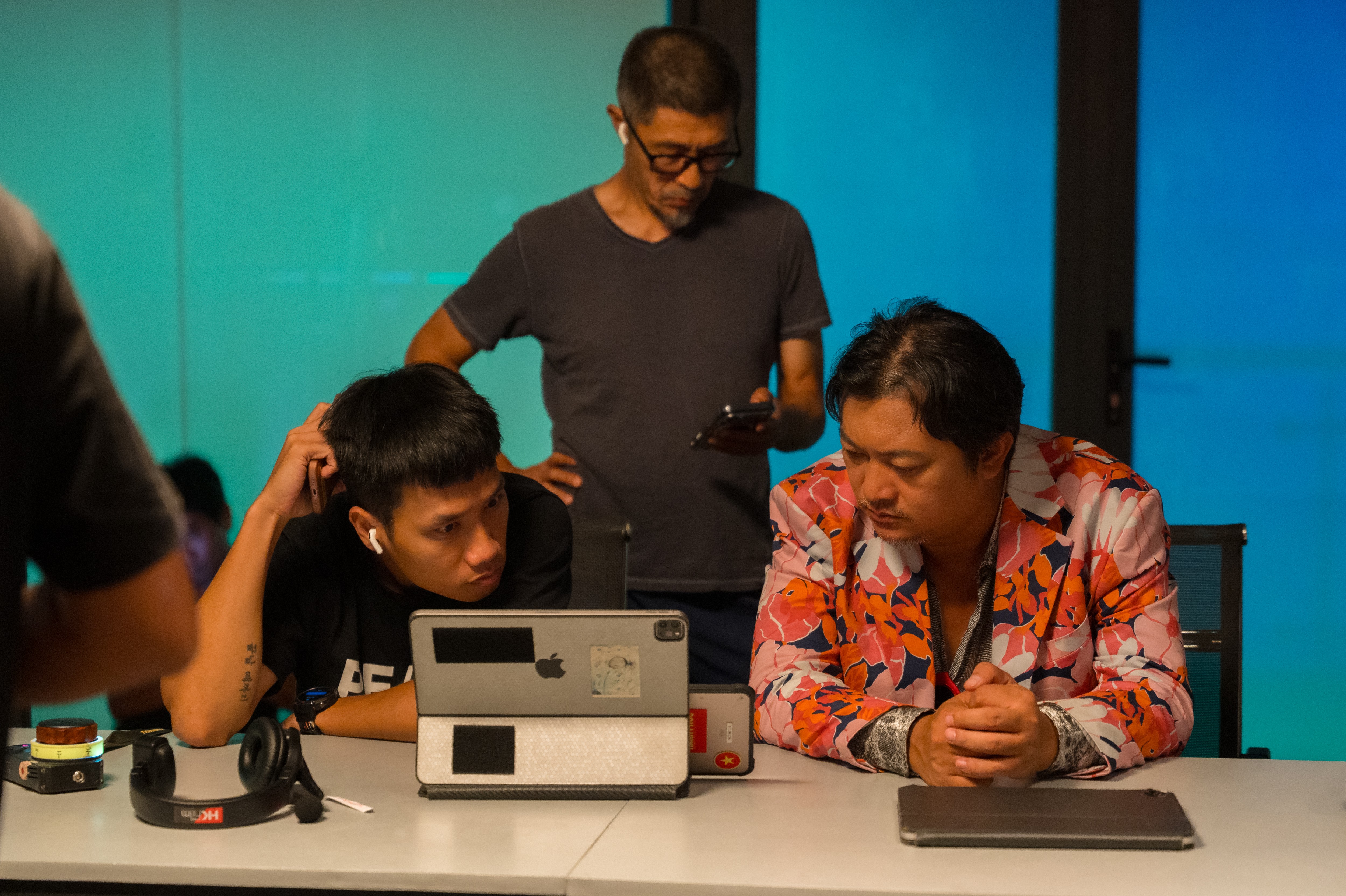 'Đại tiệc trăng máu 8': Cú bắt tay đầu tiên của Charlie Nguyễn và Phan Gia Nhật Linh