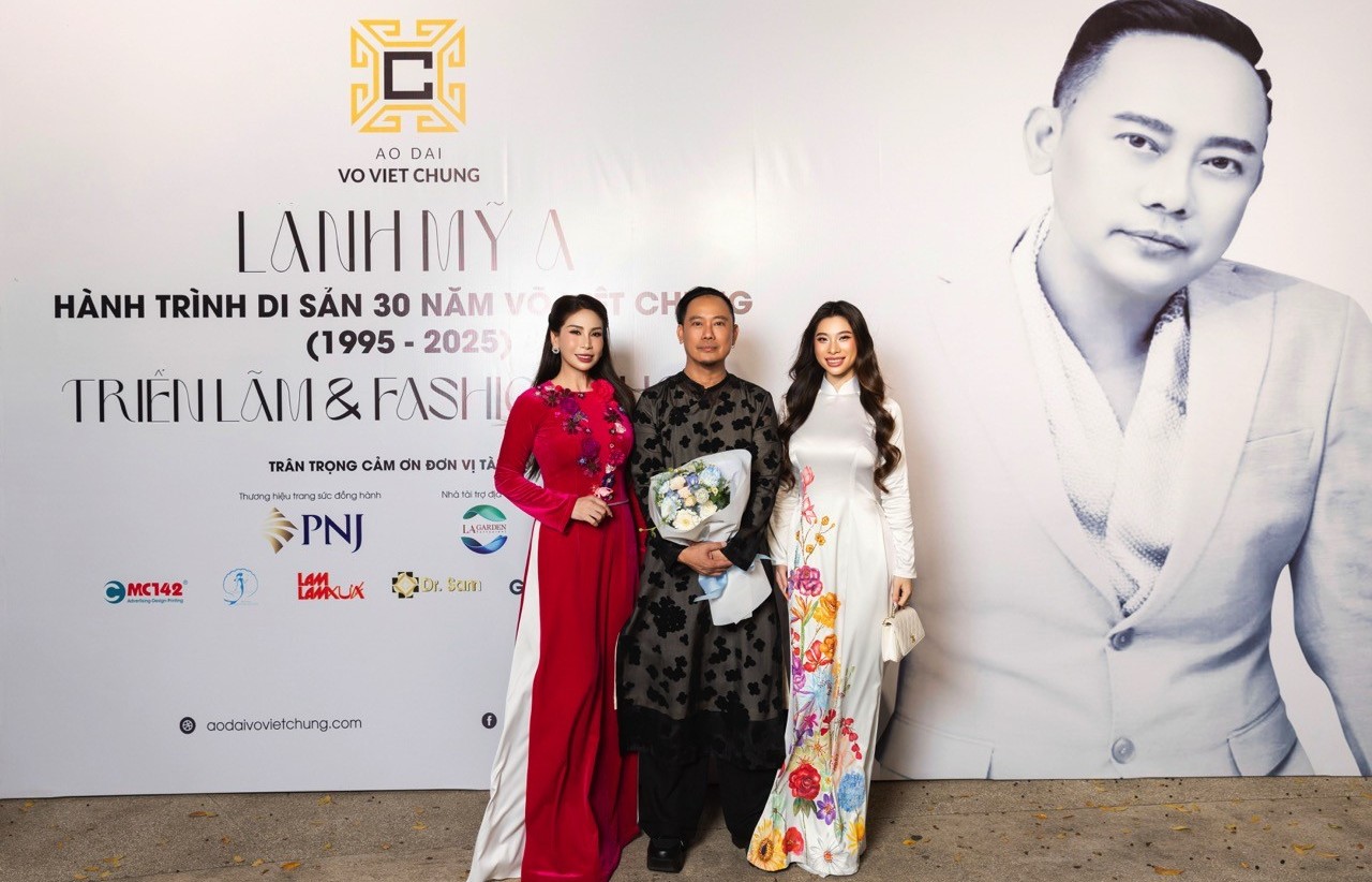 Nghệ sĩ Việt hội ngộ chúc mừng kỷ niệm 30 năm cống hiến của NTK Võ Việt Chung