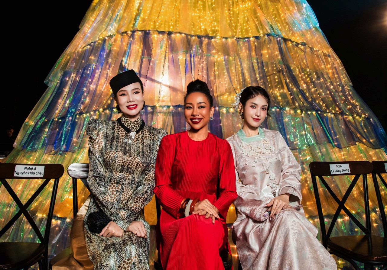 Nghệ sĩ Việt hội ngộ chúc mừng kỷ niệm 30 năm cống hiến của NTK Võ Việt Chung