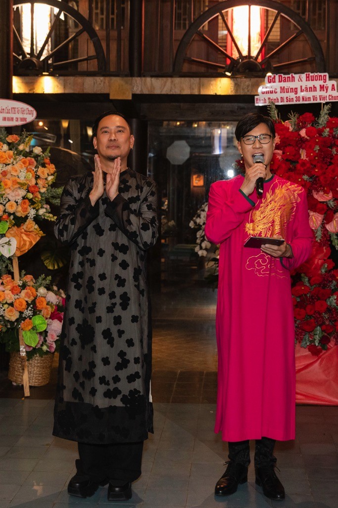 Nghệ sĩ Việt hội ngộ chúc mừng kỷ niệm 30 năm cống hiến của NTK Võ Việt Chung