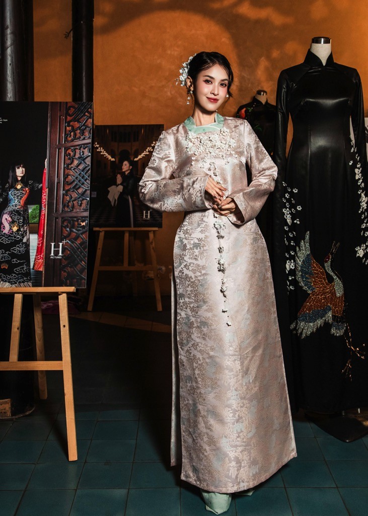 Nghệ sĩ Việt hội ngộ chúc mừng kỷ niệm 30 năm cống hiến của NTK Võ Việt Chung