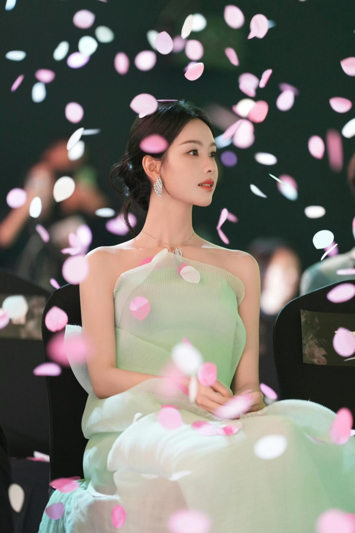 Trần Đô Linh chiếm 'spotlight' khi diện váy của thương hiệu Việt