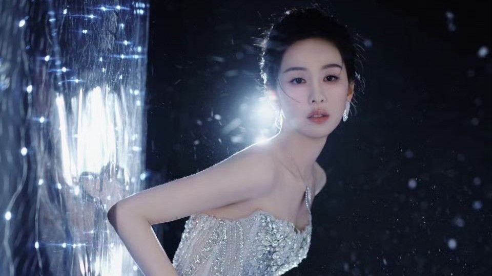 Trần Đô Linh chiếm 'spotlight' khi diện váy của thương hiệu Việt