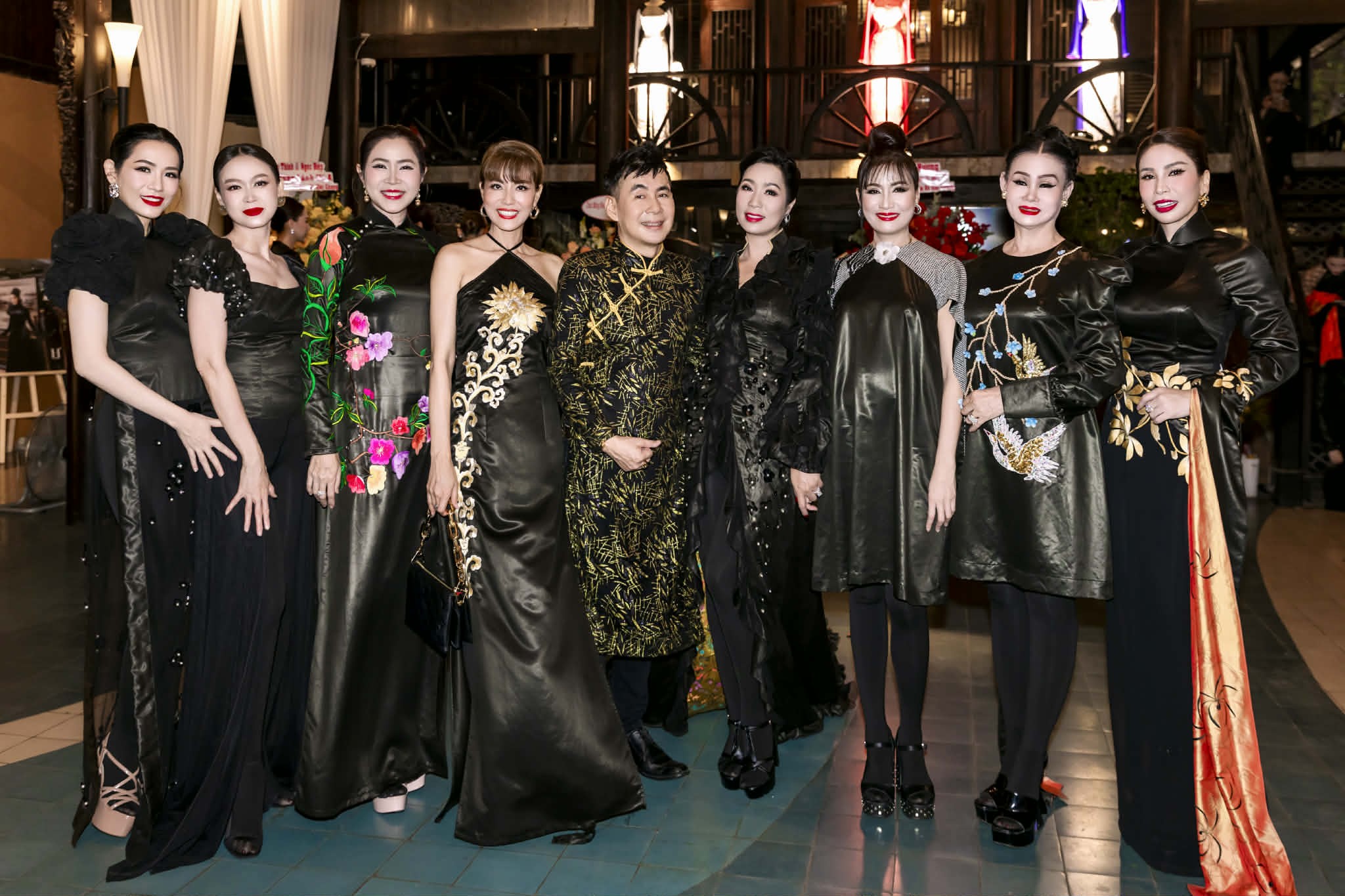 Lý Hương cùng mẹ và con gái diện áo dài Võ Việt Chung đến chúc mừng show diễn 30 năm của nhà thiết kế tài hoa