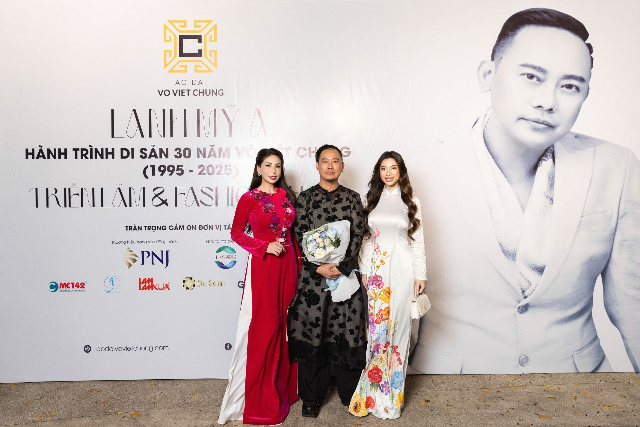 Lý Hương cùng mẹ và con gái diện áo dài Võ Việt Chung đến chúc mừng show diễn 30 năm của nhà thiết kế tài hoa