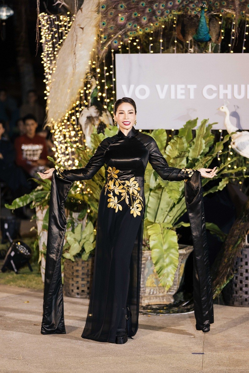 Lý Hương cùng mẹ và con gái diện áo dài Võ Việt Chung đến chúc mừng show diễn 30 năm của nhà thiết kế tài hoa