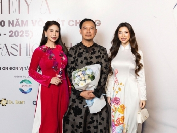 Lý Hương cùng mẹ và con gái diện áo dài Võ Việt Chung đến chúc mừng show diễn 30 năm của nhà thiết kế tài hoa