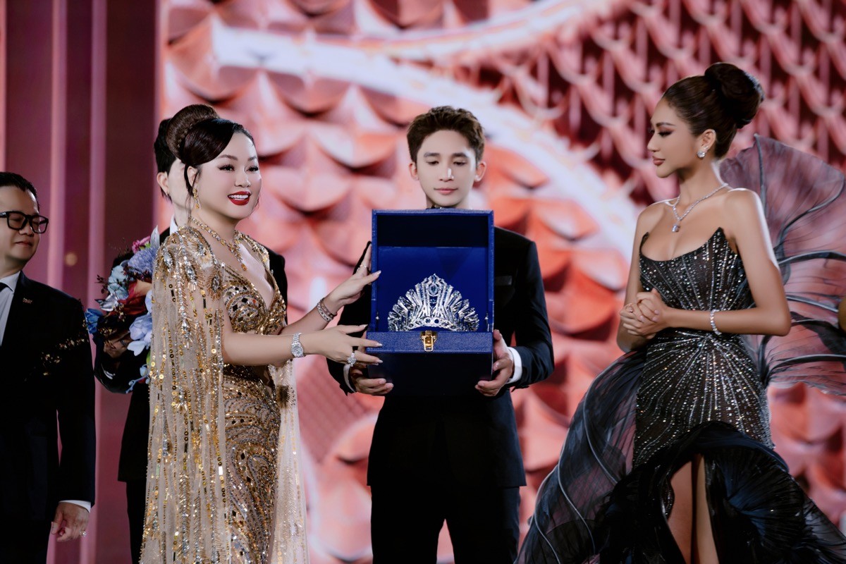 Hoa hậu Hoàng Thanh Nga ghi dấu ấn phong cách sang trọng, lộng lẫy tại chuỗi sự kiện 'Miss Cosmo 2025'