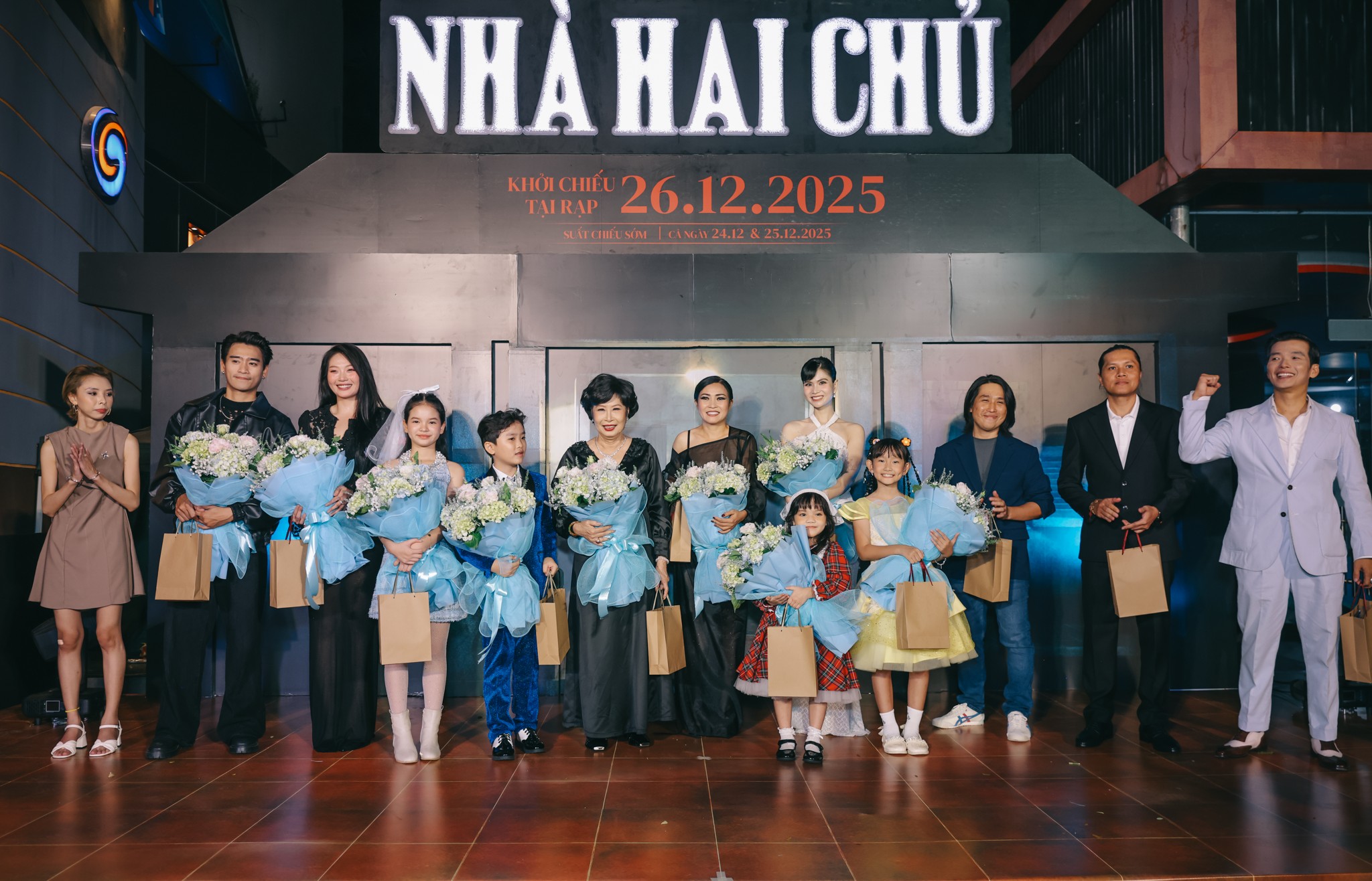 Ngôi sao hành động Thái Lan Simon Kook xuất hiện tại thảm đỏ ra mắt phim 'Nhà hai chủ'