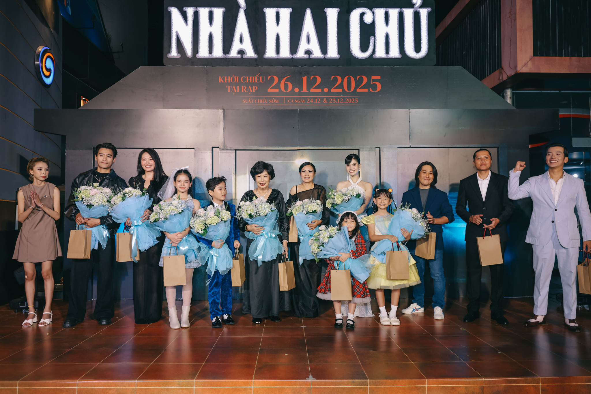 Ngôi sao hành động Thái Lan Simon Kook xuất hiện tại thảm đỏ ra mắt phim 'Nhà hai chủ'