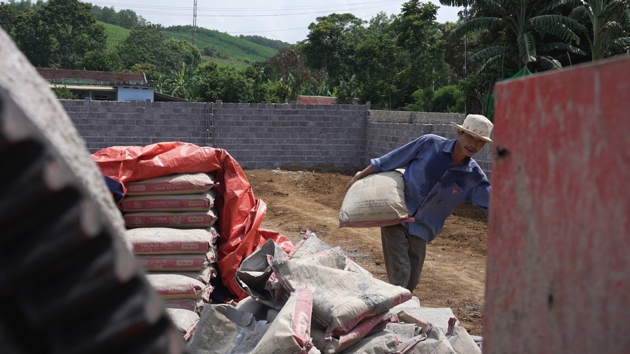 Thành Trung, Kiên Ứng, Kiều Anh nghẹn ngào trước hoàn cảnh các em nhỏ tại 'Mái ấm gia đình Việt'