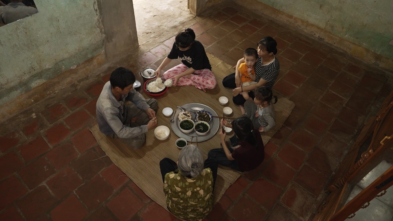 Thành Trung, Kiên Ứng, Kiều Anh nghẹn ngào trước hoàn cảnh các em nhỏ tại 'Mái ấm gia đình Việt'